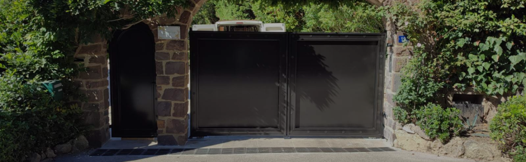 Portail ferronnerie sur-mesure à Cavalaire dans le Golfe de Saint-Tropez