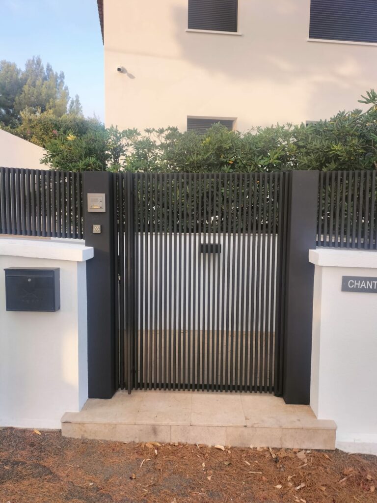 Portillon sur-mesure en fer dans le Golfe de Saint-Tropez, Var (83)