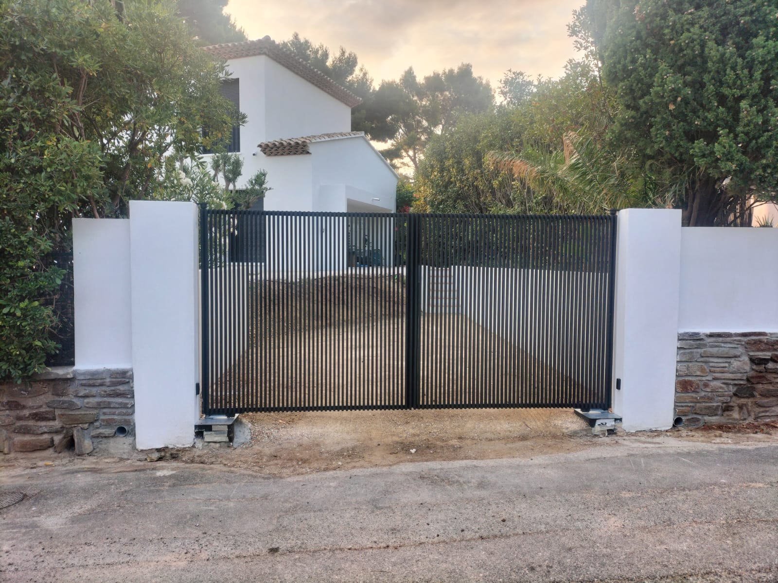 Portail sur-mesure en fer dans le var à Cavalaire, Sainte-Maxime, Le Lavandou, Saint-Tropez