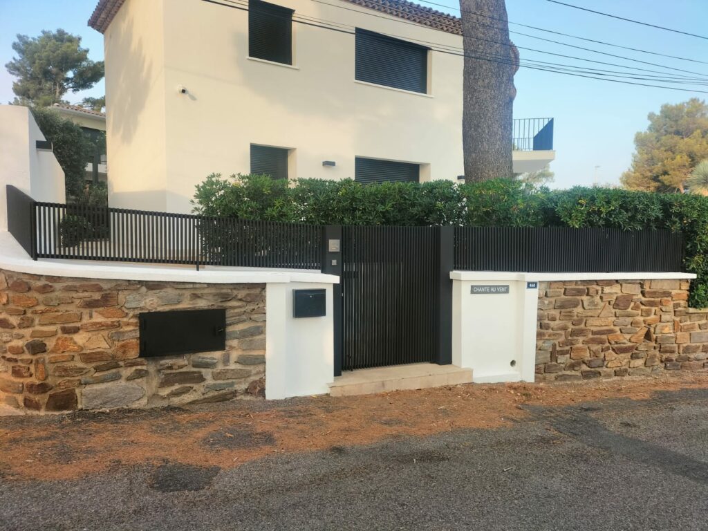 Portillon et garde-corps en fer sur mesure à Cavalaire, Var (83)