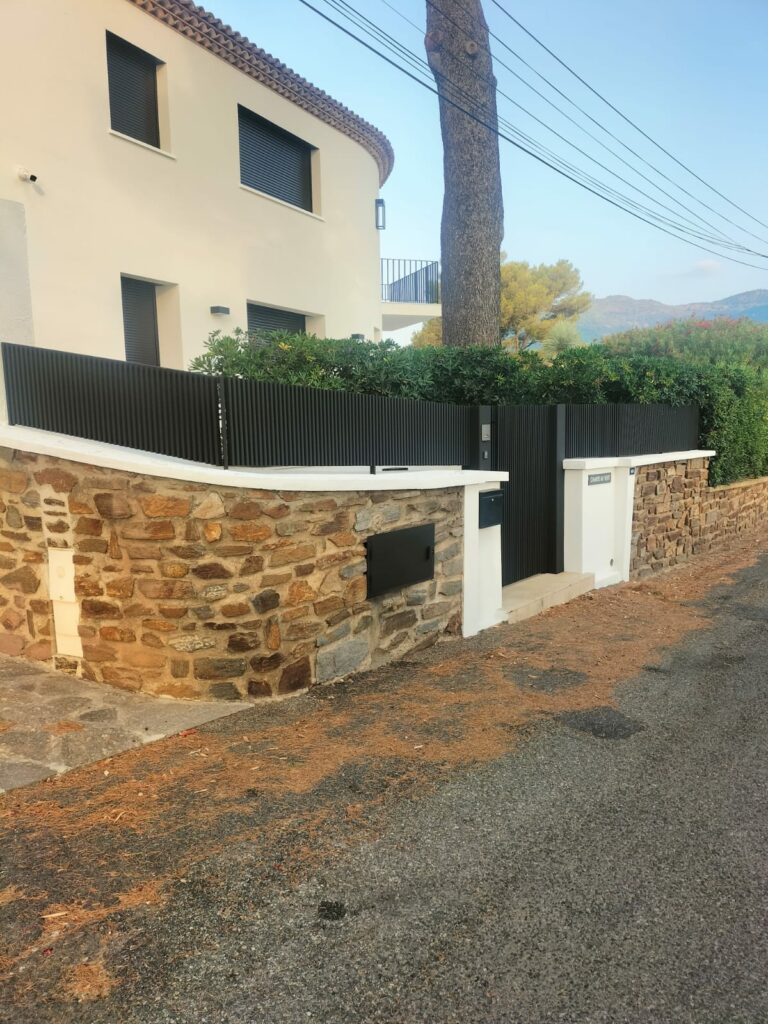 Portillon et garde-corps en fer sur mesure à Cavalaire, Var (83)