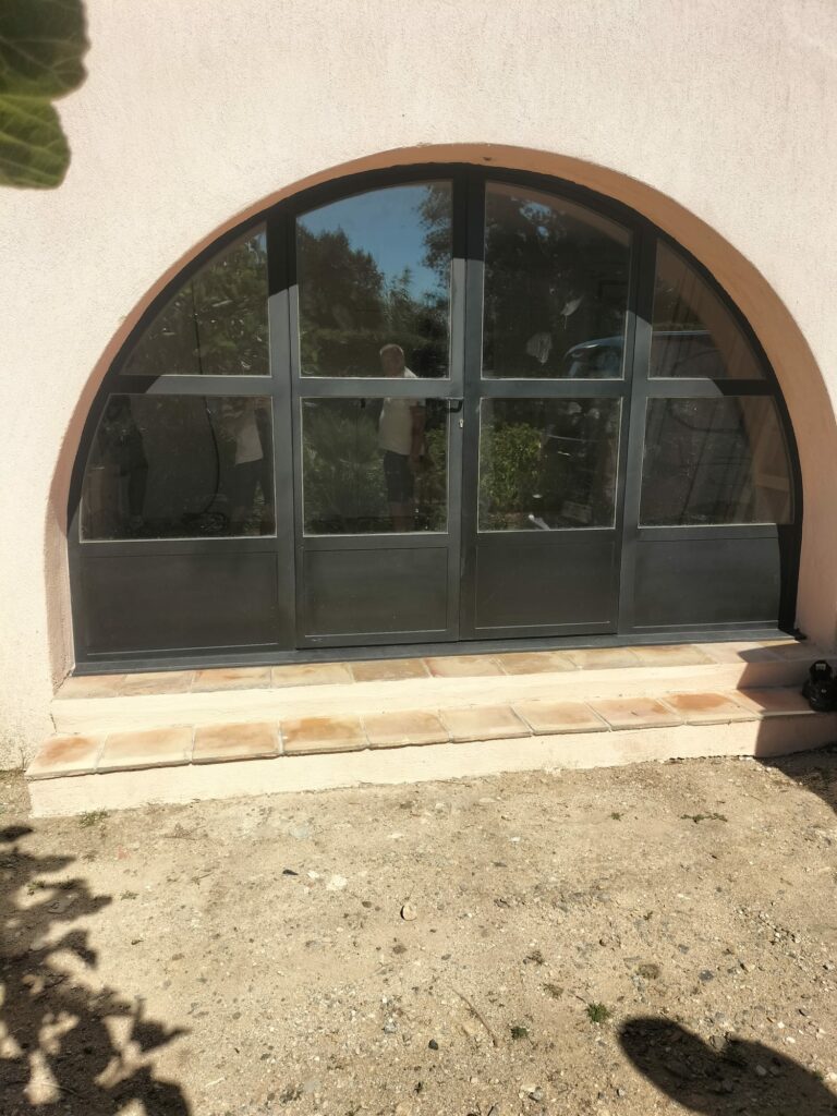 Porte sur-mesure arche en fer dans le Var (83)